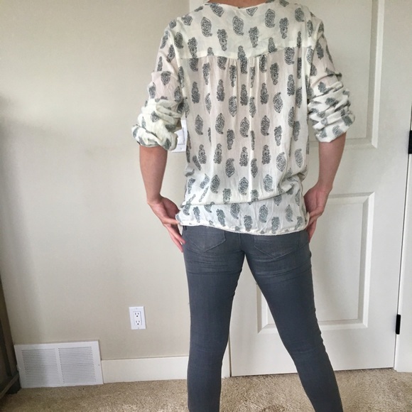 Summer blouse is size M/L - Picture 2 of 4